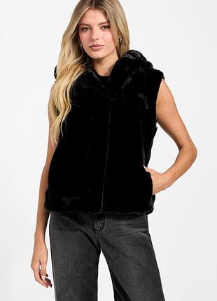 Женская жилетка из экомеха guess с капюшоном