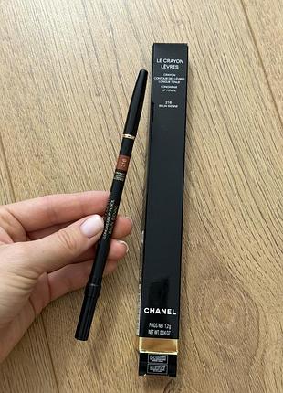 Зображено стійкий олівець для губ chanel le crayon lèvres у глибокому нюдовому відтінку 216 brun sienne (1.2 г).