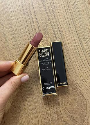 Зображено лімітовану матову помаду для губ chanel rouge allure velvet у шляхетному відтінку 478 rencontre (3.5 г).