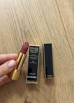 Зображено лімітовану матову помаду для губ chanel rouge allure velvet у глибокому ягідному відтінку 63 essentielle (3.5 г).