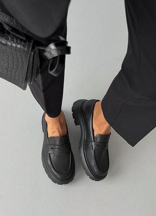 Натуральные кожаные черные лоферы