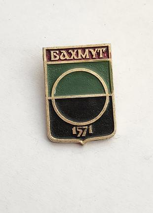 Сувенирный значок с изображением герба бахмута и датой «1571» относится к классической гальдографической серии городов донецкой области,