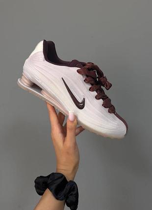 Трендові кросівки nike shox r4 | particle rose / burgundy crush