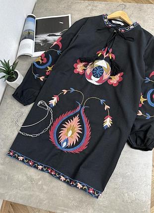 Красива сукня з вишевкою