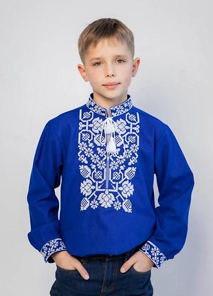 Яскрава вишиванка кольору електрик для хлопчика розміри 104-146 з вишивкою хрестиком, дитяча українська сорочка з льону 134