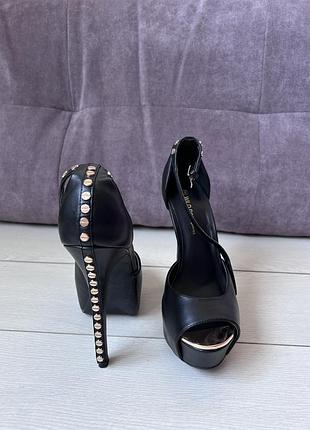 Стильные черные туфли на высокой скрытой платформе и шпильке, украшенные золотистыми металлическими заклепками по задней части wild diva usa 🇺🇸