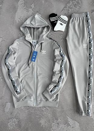 Чоловічий костюм adidas з лампасами
