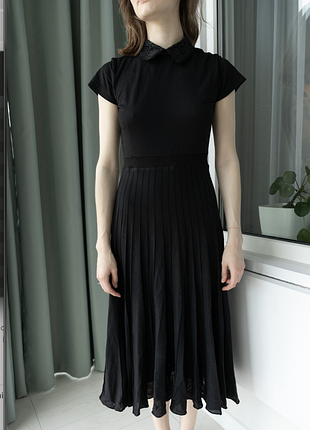 Черное платье costume national с плиссированной юбкой