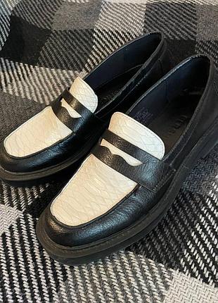 Лофери bershka чорно-білі жіночі