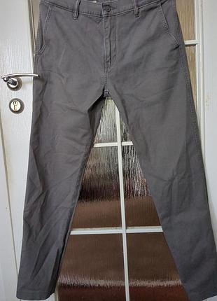 Незвичайні чиноси levi's.