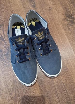 Продам чоловічі замшеві кросівки бренду аdidas