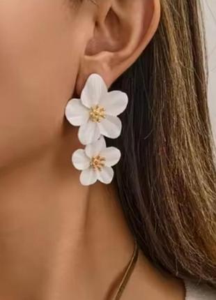 Белые серьги цветы