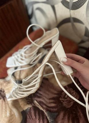 Босоніжки nasty gal 🤍 розмір:39, колір; білий, бренд; nasty gal, сезон: літо, стан: хороший, б/в, є незначні сліди носіння, ціна: 900грн.