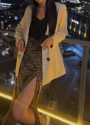 Леопардова спідниця з розрізом