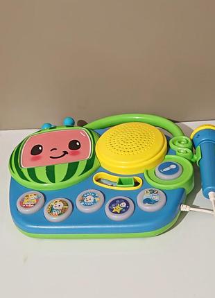 Интерактивная игрушка ekids cocomelon sing-along boombox модель с микрофоном, подсветкой и встроенными песенками из популярного мультсериала