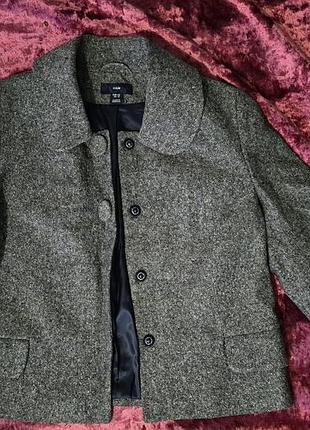 Жіночий піджак h&m в ідеальному стані. розмір;  42/12 пл 40см ог50см рукав3/4 47см довжина 55см. 44%акрил 20%поліестер 17%шерсть 14% который