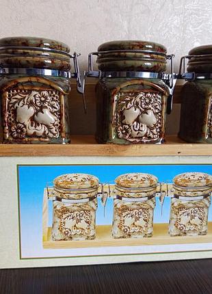 Набір керамічних банок для спецій,сипучих на дерев'яній підставці.3 шт.новий