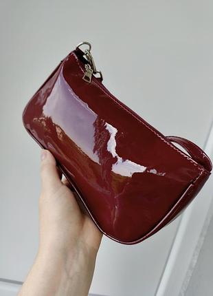 Сумка багет жіноча через плече бордова лакова трендова маленька сумочка марсала, код 7328