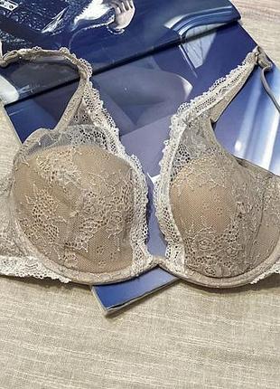 Intimissimi шикарний бюст з мереживом