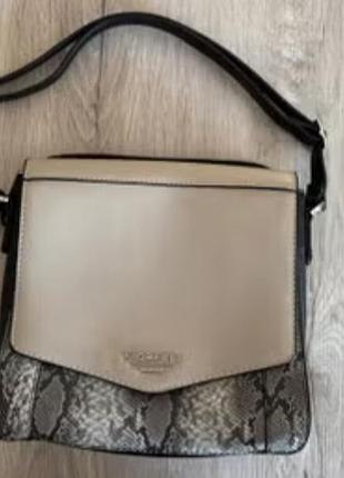 Новая стильная сумка кросс-боди fiorelli  в стиле колор-блок в сочетании трех текстур и оттенков: пудровый, под змеиную кожу и черное основание.