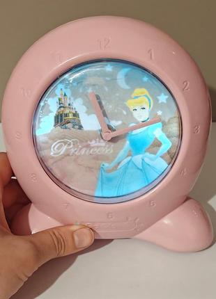 Детские часы-будильник и обучающий трейдер сна disney princess go glow bedtime trainer clock с изображением золушки.
