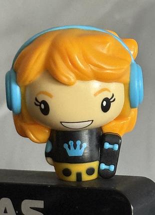 Міні фігурка becky зі скейтом funko street style