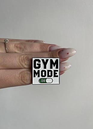 Пін значок металевий брошка «режим тренування увімкнено» gym mode on — спорт, фітнес, тренажерний зал
