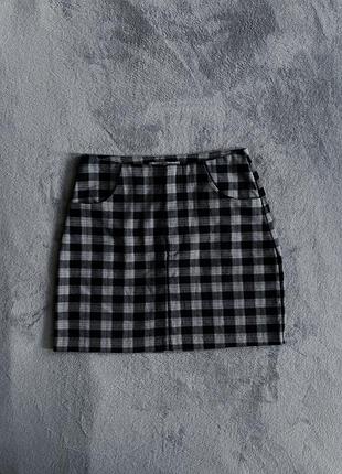 Pull & bear стильна спідничка міні у клітинку чорно-сірого кольору