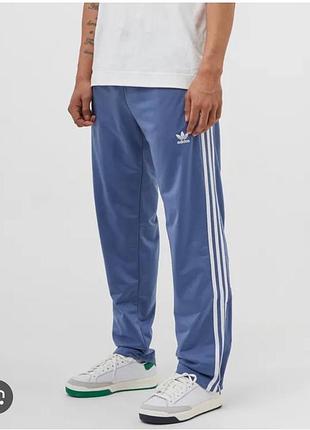 Чоловічі спортивні штани adidas сині з білими смужками