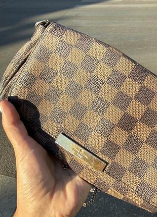 Сумка louis vuitton favorite в паттерне damier ebene на золотистой цепочке