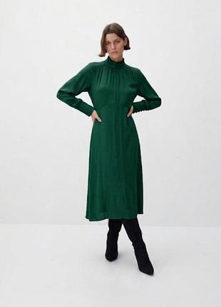 Ошатна атласна жіноча сукня плаття міді смарагдового кольору zara