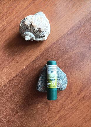 The body shop hemp heavy-duty lip care, що інтенсивно відновлює веганський бальзам для сухої шкіри губ у форматі зеленого стику об'ємом 4,2 г.