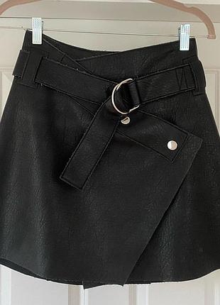 Чорна коротка шкіряна юбка zara