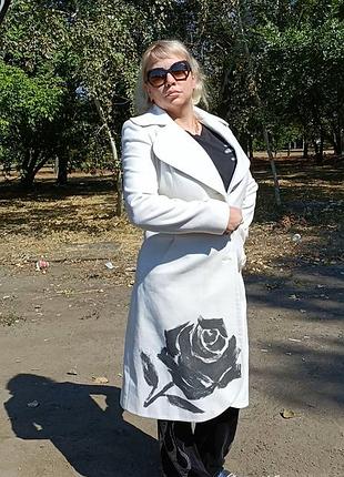 Шикарное эксклюзивное пальто с розовой молочное