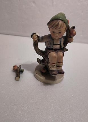 Статуетка. хлопчик на яблуні. west germany.