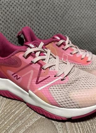 Оригінальні яскраві кросівки new balance rave run v2 розмір
