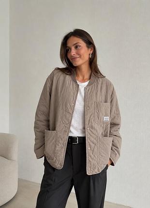 Нова . куртка-бомбер jack & jones у стильному бежево-тауповому відтінку. стьобана, легка та комфортна, з коміром-бомбером.