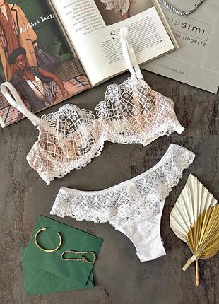 Красивий комплект білизни від бренду intimissimi