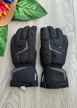 Черные зимние варежки ziener с защитной мембраной gore-tex и регулируемыми манжетами и кожаными вставками на ладонях размер 6,5