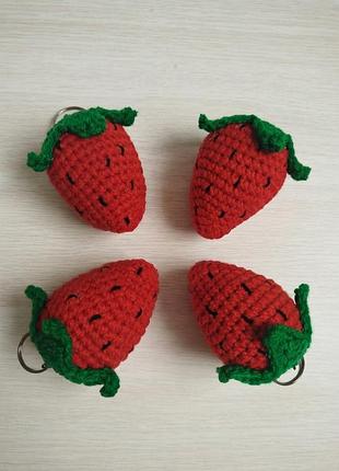 Брелок ручної роботи в'язана полуниця🍓 / милий в'язаний брелок амігурумі для ключів, рюкзака, сумки, як подарунок