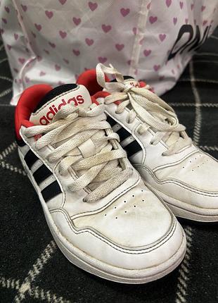 Кросівки adidas оригінал 32 розмір 19.5 см білі з чорним і червоним
