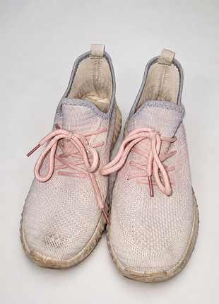 Легкі текстильні кросівки в стилі yeezy boost