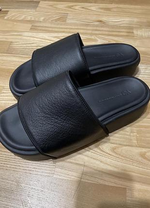 Чорні шкіряні шльопанці adidas y-3 slide (модель fz6403) з тисненим брендингом yohji yamamoto на устілці