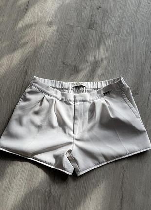 Білі класичні шорти guess