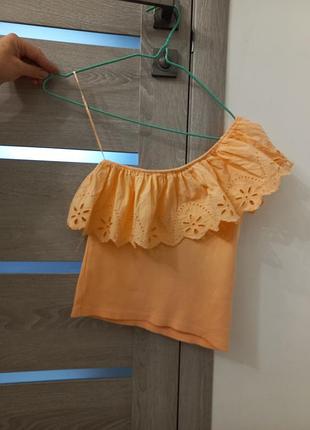 Нежный персиковый топ на одно плечо с кружевом ришелье zara (11-12 лет)