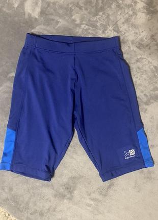 Спортивні шорти-велосипедки бренду karrimor (модель для бігу та фітнесу) з яскраво-блакитними вставками з боків та білим логотипом на нижній частині