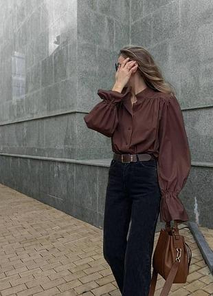 Женская рубашка из сатин-костюмки, объемные рукава и воротник-стойка, шоколад, размер 42/44