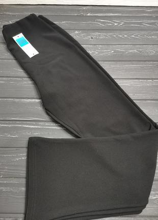 Класичні штани в дрібний рубчик, злегка розкльошені.