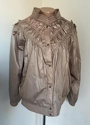 Ветровка з красивою декоративною збіркою vintage