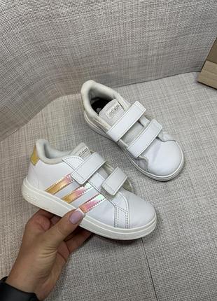 Оригінальні кросівки дитячі на липучці adidas